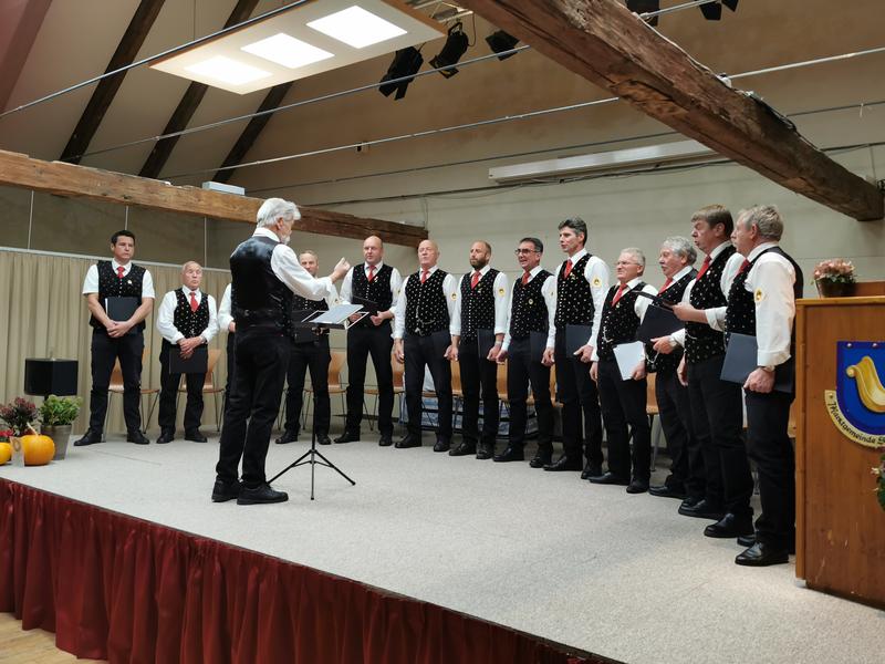 Chorleiter Karl Prei&szlig;l und sein MGV Lind hatten so manch heiteres &bdquo;Schmankerl&ldquo; auf Lager.