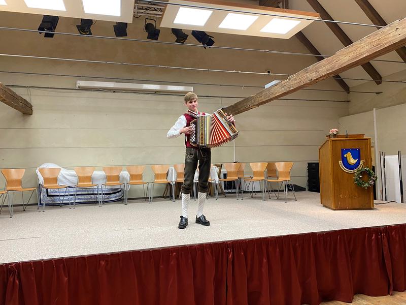 Zwischen seinen Harmonika-St&uuml;cken sparte Jakob Thurner nicht mit seinem Schm&auml;h.