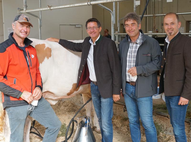 Treffen bei der Zuchtviehversteigerung in Lienz. V. l.: Josef Scherzer, LK-Pr&auml;sident K&auml;rnten Siegfried Huber, KR Hermann Schluder und LK-Pr&auml;sident Tirol, Ing. Josef Hechenberger. Foto: LK-K&auml;rnten.
