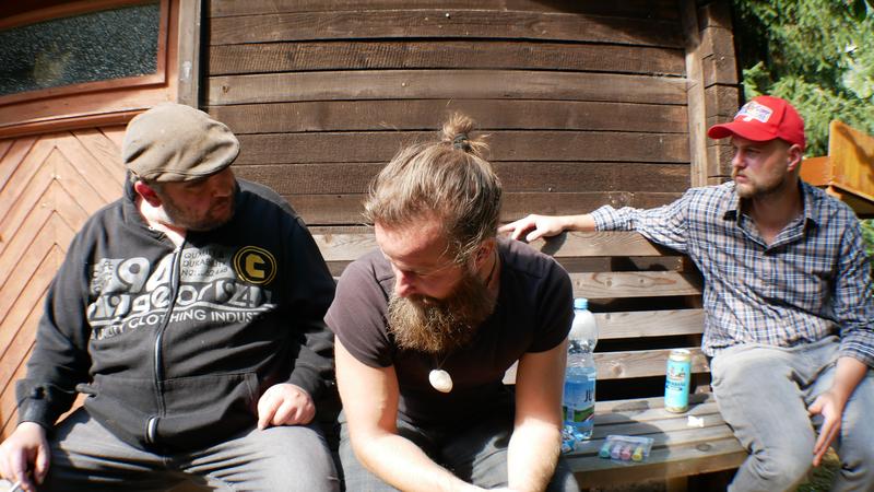 Helmut-Michael Kemmer, &bdquo;Ziegenbock&ldquo; Harald K&ouml;nig und Bauer Beau-James Leonard bei den Dreharbeiten.