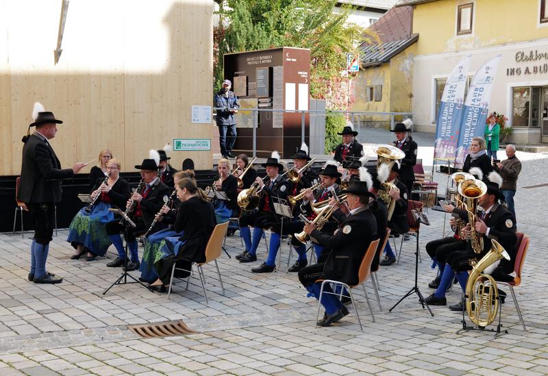 Bei der Er&ouml;ffnung der Mobilen Landesausstellung sorgte die Trachtenmusikkapelle &bdquo;Wulfenia&ldquo; f&uuml;r eine stimmige Umrahmung. Foto: Oskar H&ouml;her/LPD