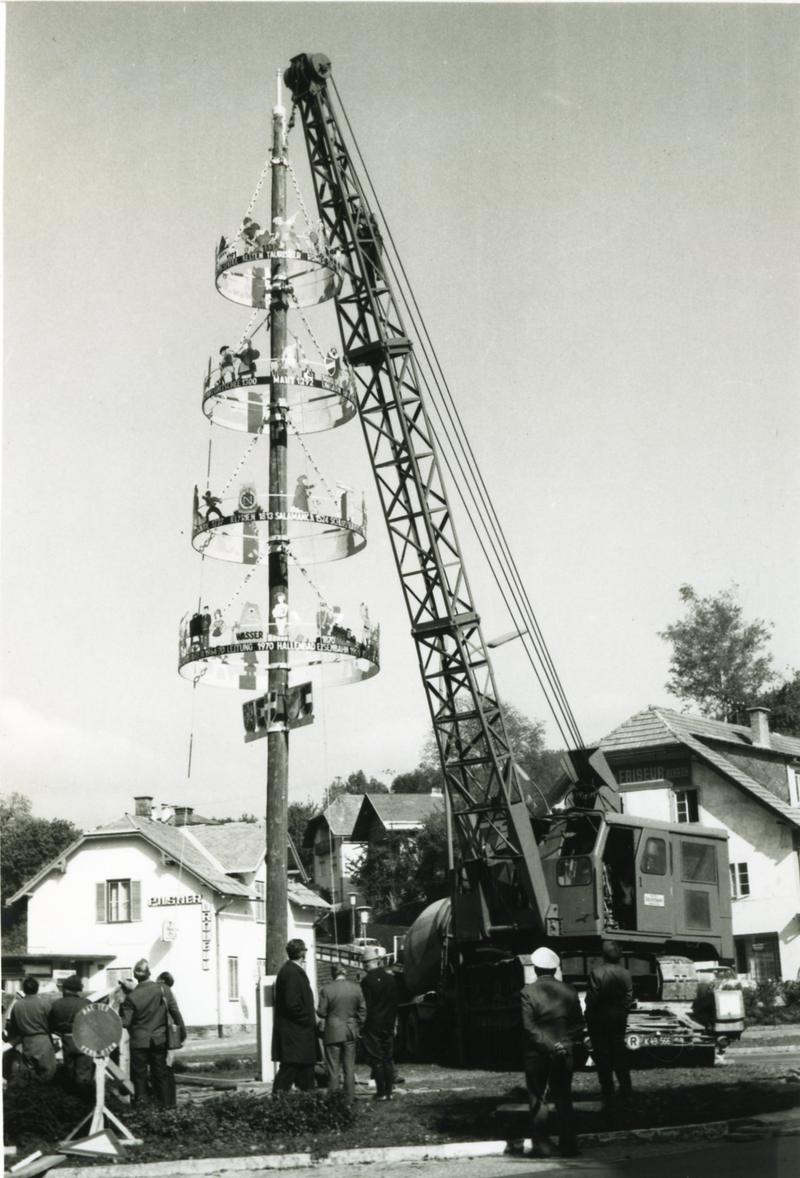 Urspr&uuml;nglich wurde der Malbaum 1970 aufgestellt, auf Initiative des damaligen Museumsdirektors Prof. Helmut Prasch und des B&uuml;rgermeisters Hans Hatz. Foto: Stadtarchiv