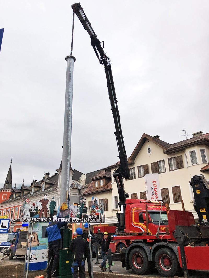 Mit zwei Kr&auml;nen der Firma HFT Transporte aus D&ouml;briach wurde der neue Mast aufgestellt.