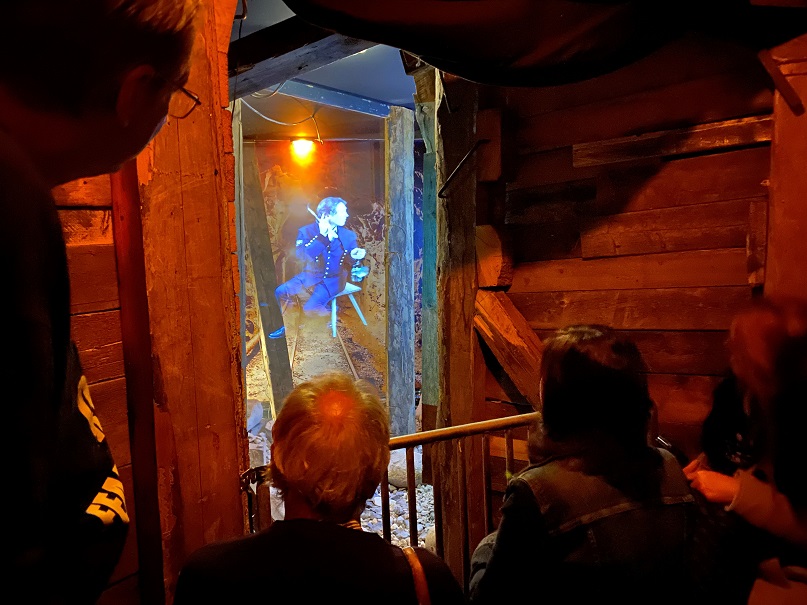 Technisch raffiniert gestaltet wurde die neue Station &bdquo;Bergmanns-Lied&ldquo;. Das Hologramm der Heiligen Barbara (Sofie Costerus) und des Knappen (Andreas Foditsch) ert&uuml;ftelte Sagamundo-Freund Mike Costerus.