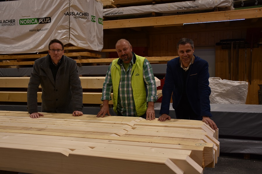 Holzbauunternehmer Hartwig Thurner f&uuml;hrte durch seinen seit 2018 bestehenden Betrieb. V. l. Bgm. Christian M&uuml;ller, Thurner und ZHIG-Obmann Rainer Holz.
