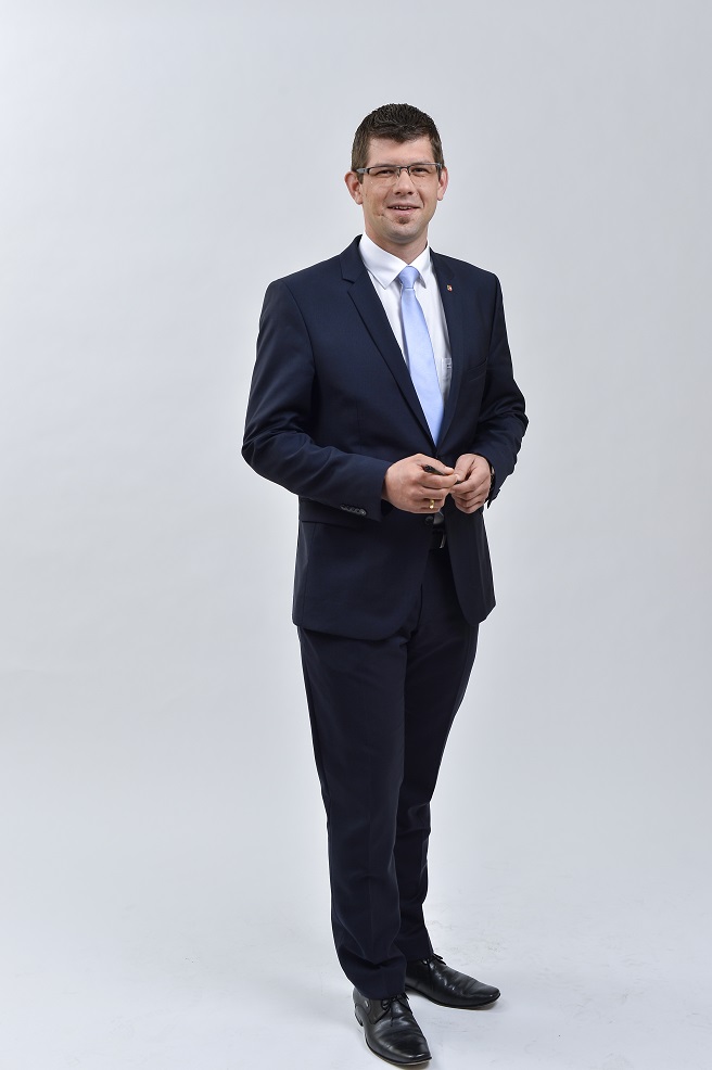 Die Stra&szlig;enbauabteilung von LR Martin Gruber investiert 700.000 Euro in die Anschaffung. Foto: LPD