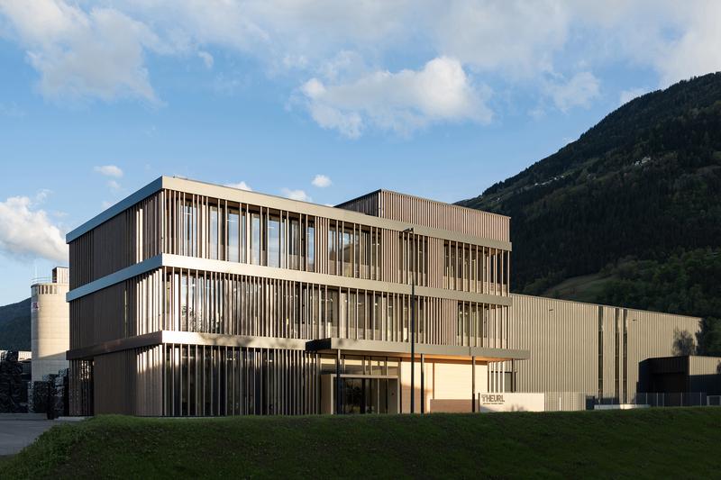 &bdquo;Vertical&ldquo; hei&szlig;t das neue B&uuml;rogeb&auml;ude am Firmenstandort Steinfeld. Foto: ATP/Bause