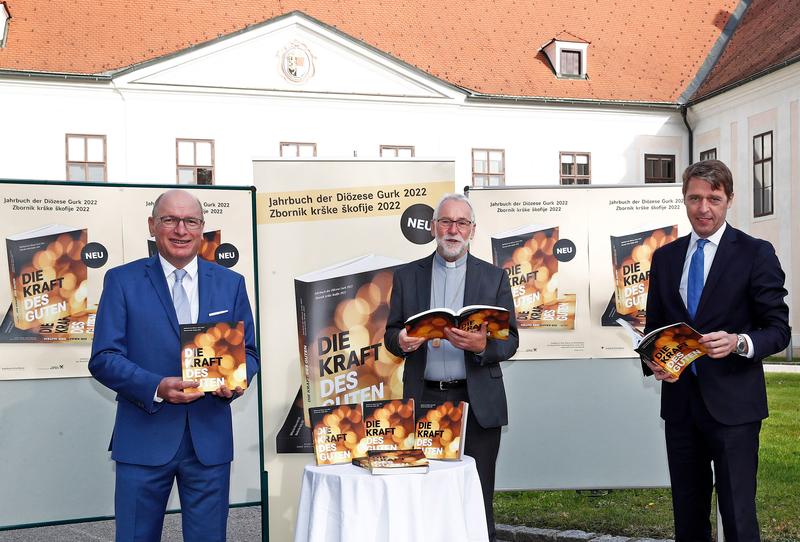 Pr&auml;sentieren das neue Jahrbuch der Di&ouml;zese Gurk: Bischof Marketz, RLB-Vorstandsdirektor Georg Messner (r.) als Sponsorenvertreter und redaktioneller Gesamtverantwortlicher Matthias Kapeller. Foto: Di&ouml;zesan-Pressestelle/Eggenberger