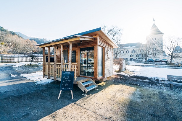 Der mobile Hofladen von Familie Glabischnig wechselt seinen Platz und ist jetzt wieder an seinem Winterstandort auf der Stiftswiese in Millstatt zu finden.