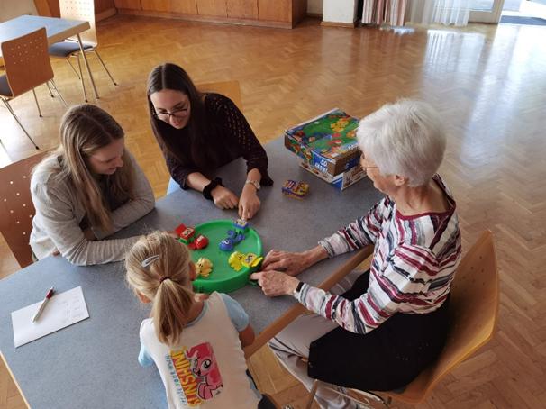 Anna Bliem und Jana Pacheiner lernten die Arbeit des Dorfservice kennen, wie hier beim Spielenachmittag mit &bdquo;Alt und Jung&ldquo; in Greifenburg mit der kleinen Eliana Neuhauser und Seniorin Marianne Moshammer. Fotos: privat