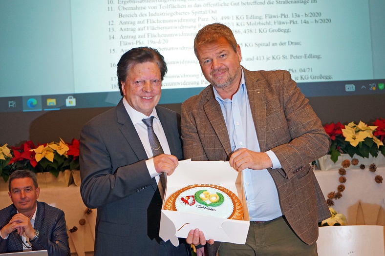 besondere &Uuml;berraschung f&uuml;r Bgm. Gerhard K&ouml;fer: zu seinem 30-j&auml;hrigen Gemeinderats-Jubil&auml;um gab es S&uuml;&szlig;es, &uuml;berreicht von Vize-Bgm. Willi Koch.