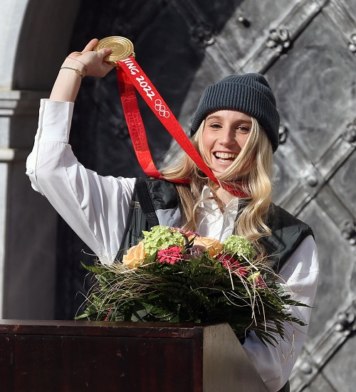 Zum zweiten Mal holte sich die Millst&auml;tter Ausnahmesportlerin Anna Gasser Olympiagold im Snowboard Freestyle. Foto: LPD/Oskar H&ouml;her