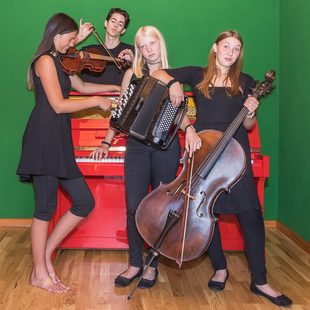 In der Wertungsgruppe &bdquo;kreativ&ldquo; erspielte sich das Ensemble &bdquo;Aklavice&ldquo; von der Musikschule K&ouml;tschach-Mauthen/Lesachtal einen ersten Platz. Foto: Ich und Du Verlag Unterguggenberger