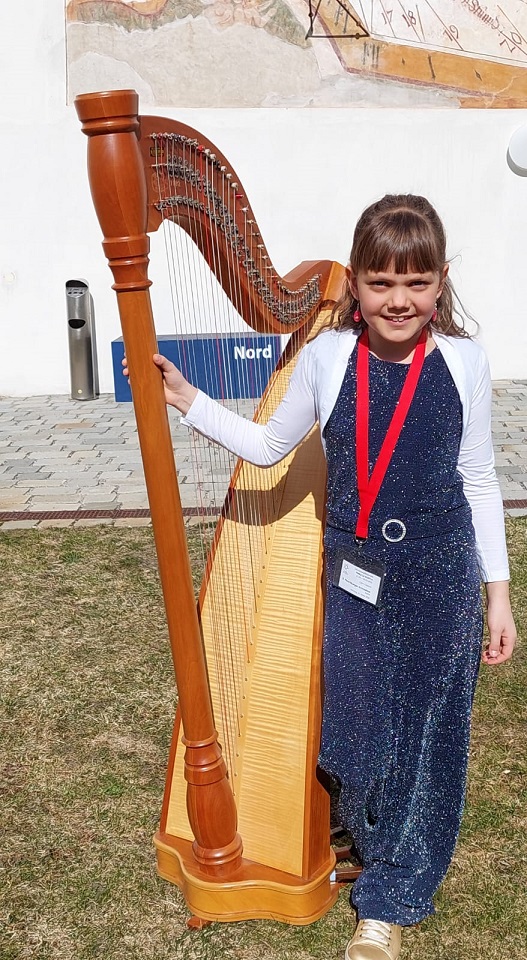 Domenica Pleschberger zeigte ihr K&ouml;nnen an der Harfe. Foto: Musikschule Lieser-/Maltatal