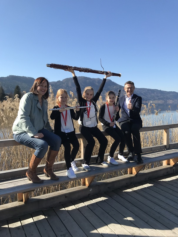 Eine Auszeichnung in der j&uuml;ngeren Altersgruppe &bdquo;B&ldquo; erspielte das Holzbl&auml;ser-Ensemble &bdquo;Happy Woods&ldquo; - Anna Angerer, Johanna und Elisabeth Gigler, im Bild mit ihren Lehrern Margret Hillebold und Hans Brunner.