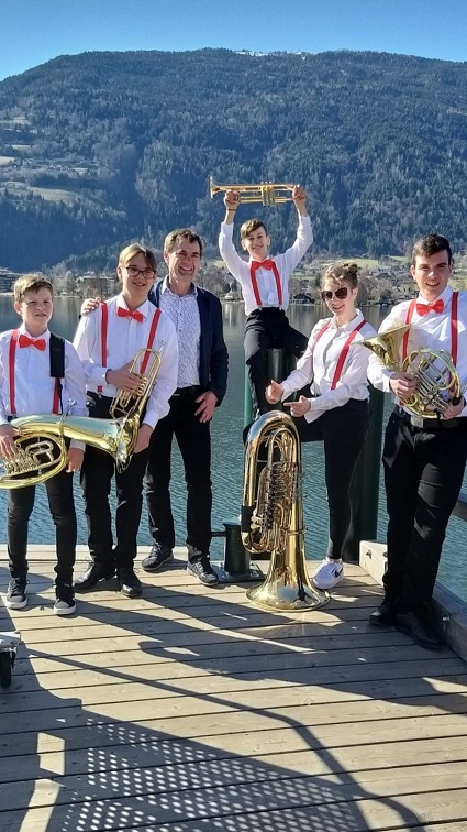 Die &bdquo;Next Generation&ldquo; an jungen M&ouml;lltaler Musikern mit Lukas Liebhard, Kilian Sepperer, Johannes Hanser, Jonas M&ouml;ssler und Enya Pucher (am Bild mit Musiklehrer und Ensembleleiter Peter Vierbauch).