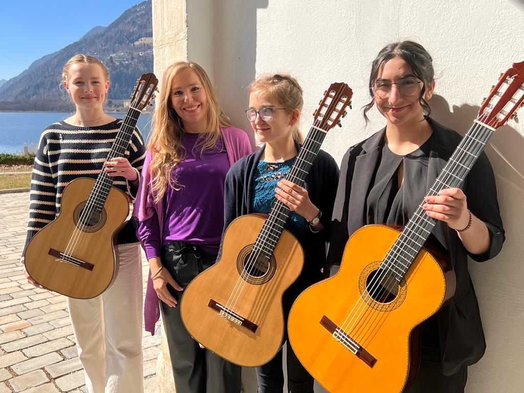 Die Musikschule Spittal gl&auml;nzte mit ihren Solistinnen: V. l.: Valentina Schantl, Gitarrenk&uuml;nstlerin und -lehrerin Julia Malischnig, Julia Kreiner und Amirah Pranzl. Foto: Musikschule Spittal-Baldramsdorf