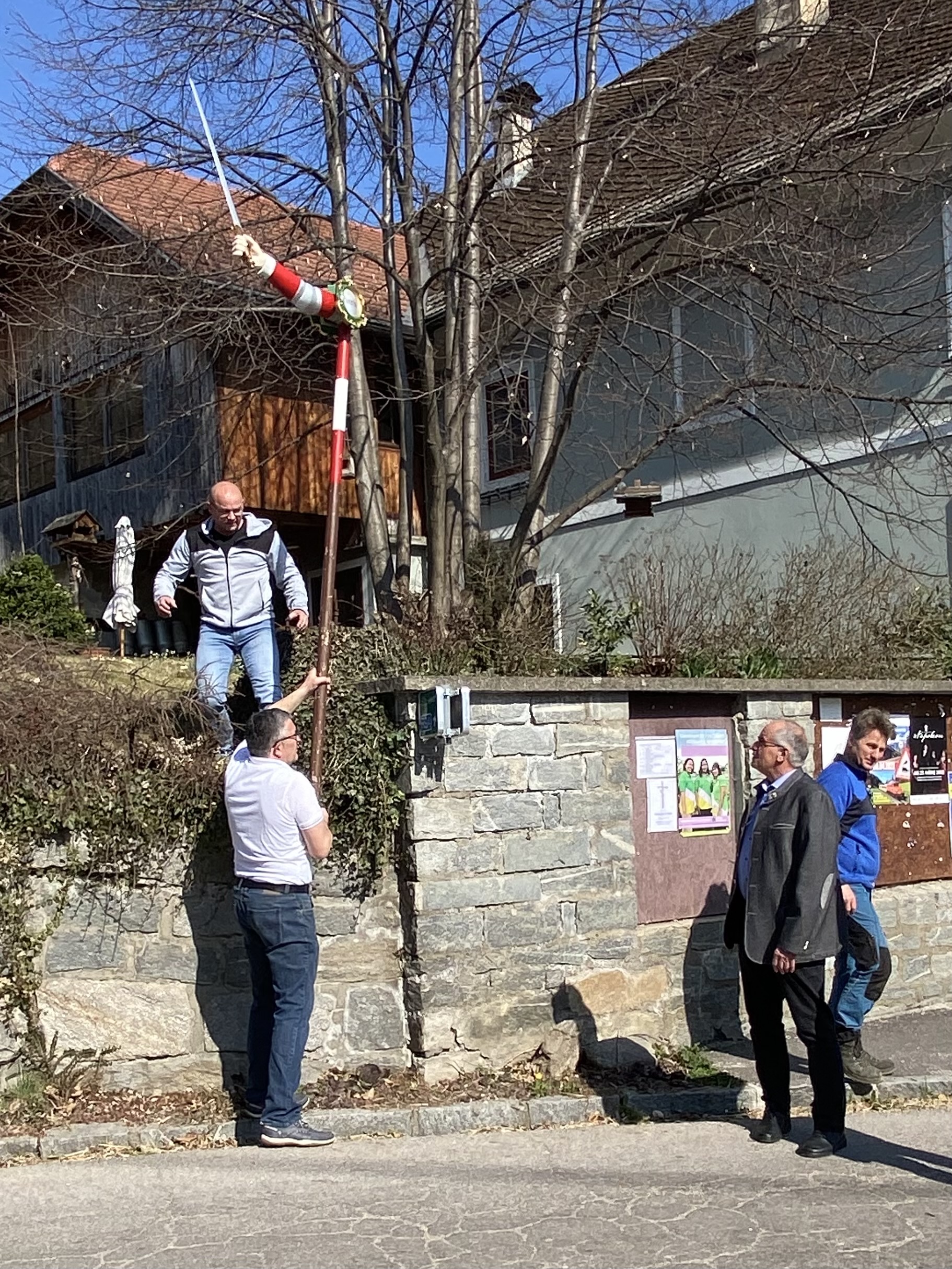 Zwei Wochen vor dem Markttag wurde ganz nach Tradition die Markthand aufgestellt. Drei Tage vor dem Markt wird sie gedreht, sodass das Schwert zur Stra&szlig;e &ndash; dem Marktplatz &ndash; zeigt.