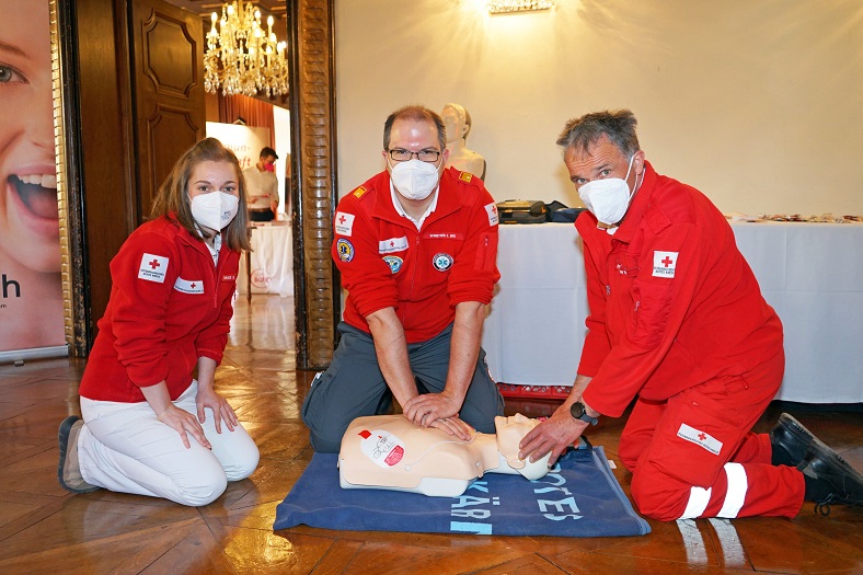 Bianca Miterberger, Gerald Schnitzer und Sepp Stranig vom Roten Kreuz bei einer Defibrillator-Vorf&uuml;hrung. Fotos: eggspress