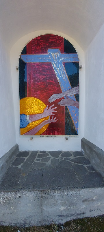 Die Kreuzwegstationen sind eine farbenfrohe k&uuml;nstlerische Darstellung zum Thema Leidensweg und Auferstehung. Foto: k. brunner