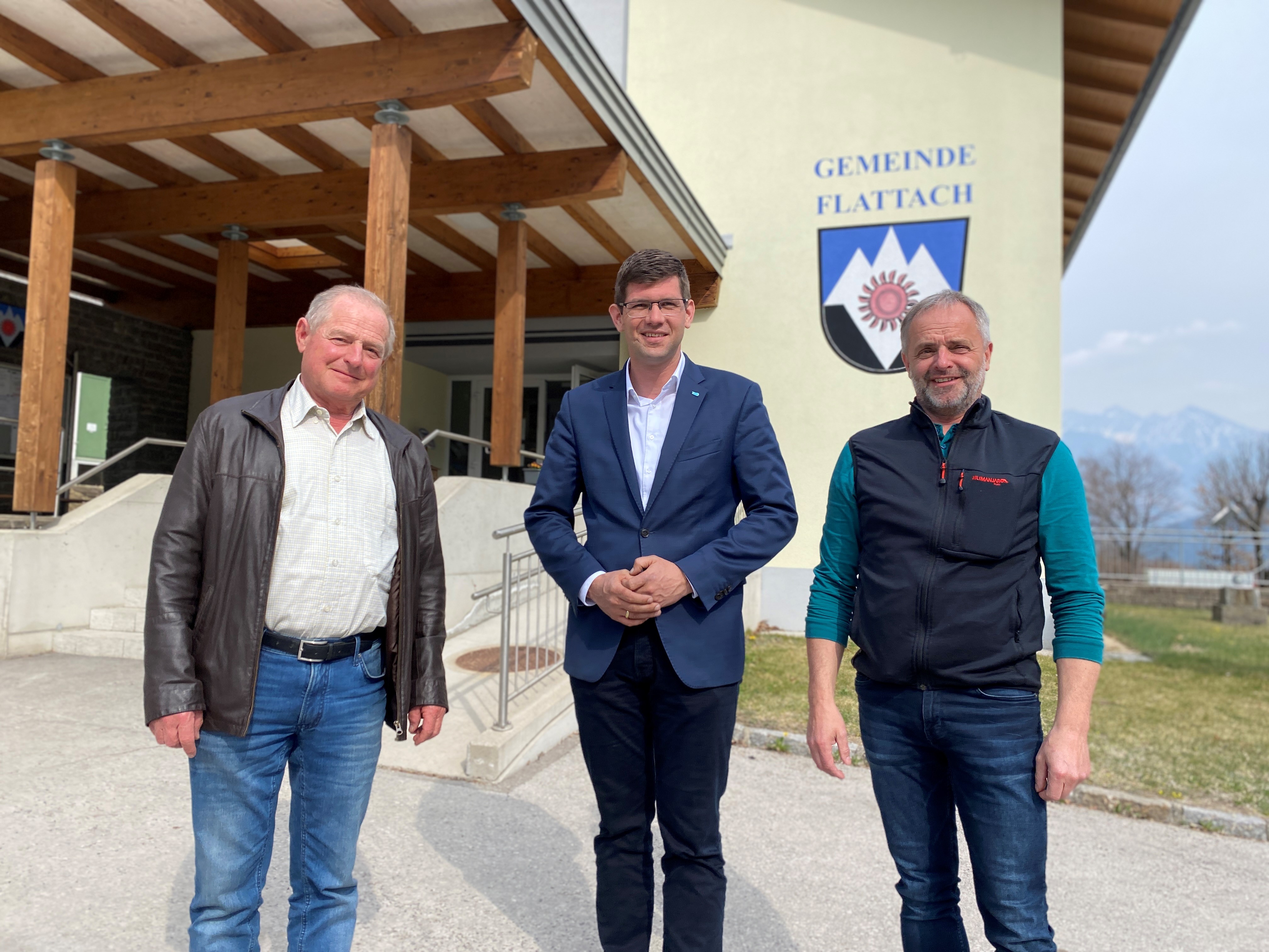 Unterst&uuml;tzung gab es f&uuml;r die Dorfplatzgestaltung in der Innerfragant. V. l.:  Christoph Vierbauch, LR Gruber und Bgm. Kurt Schober. Foto: LR Gruber/Posch