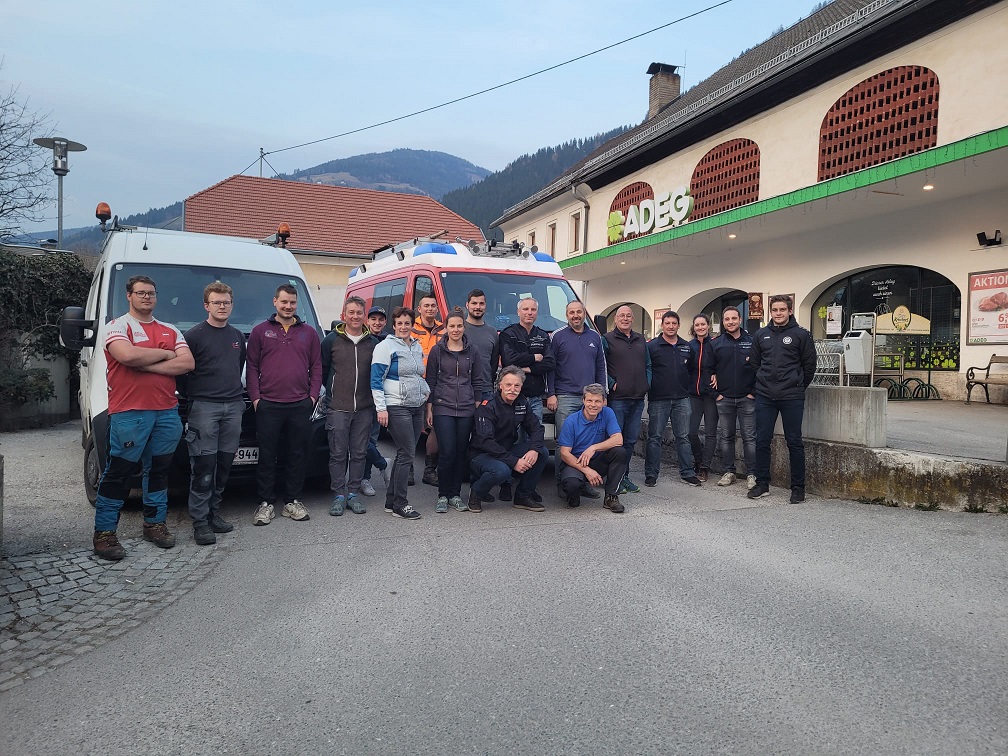 Landjugend, Feuerwehr, Gemeinde und ADEG Tscherne machten bei der Aktion mit.