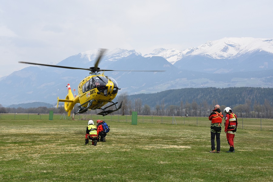 Zun&auml;chst trainierten die Vierbeiner das Ein- und Aussteigen, sp&auml;ter geht es in die Luft.