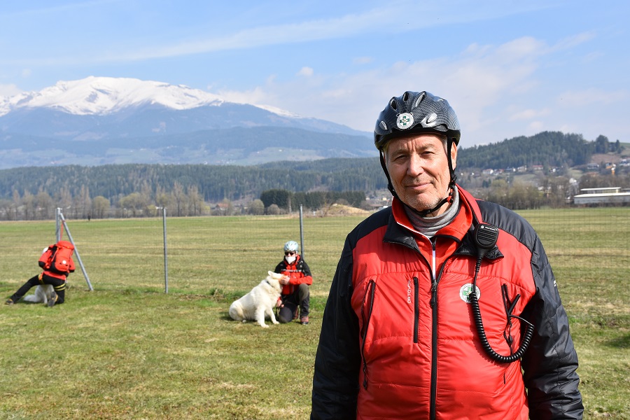 Lorenz Geiger ist Bergretter und Lawinen- und Suchhundereferent und koordinierte die &Uuml;bung.