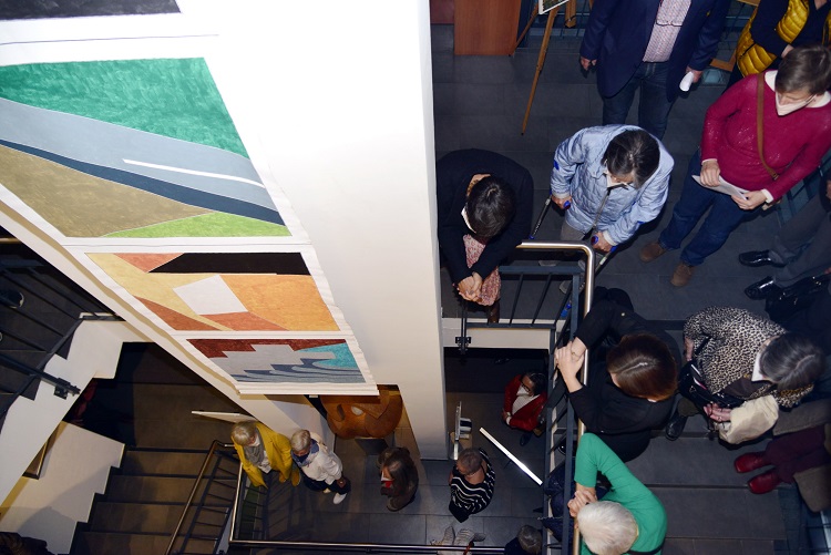 Die Ausstellung in der "Stiegenhausgalerie" zeigt Gerhart Weihs "L&auml;ngsschnitt". Fotos: Jo Hermann