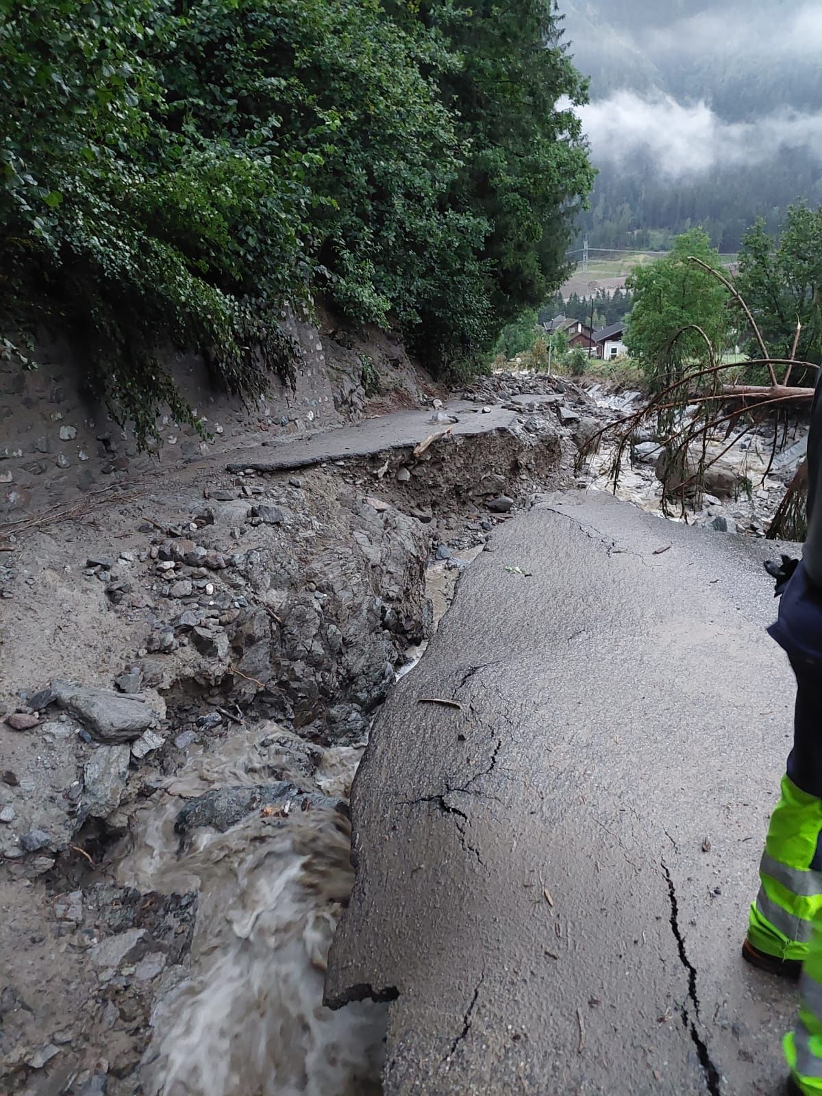 Die Stra&szlig;e auf den Schwersberg wurde stark besch&auml;digt.