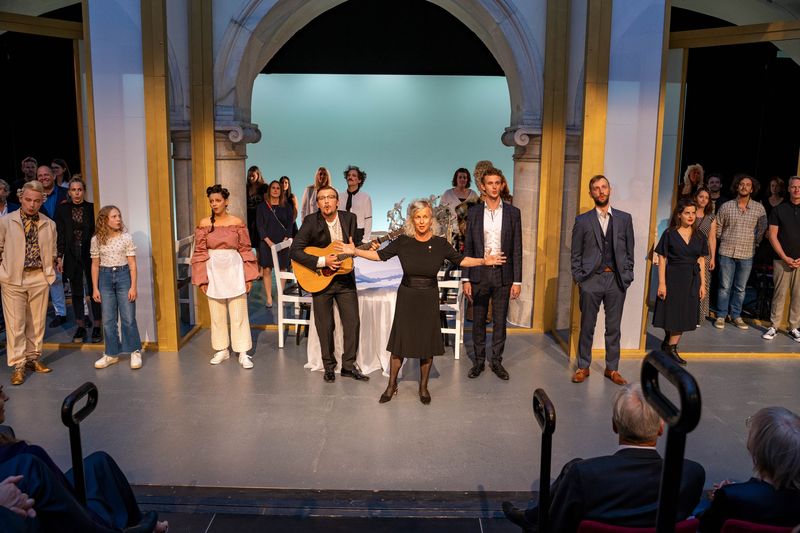 Die "Principalin" Angelica Ladurner er&ouml;ffnete die heurige Spielsaison.