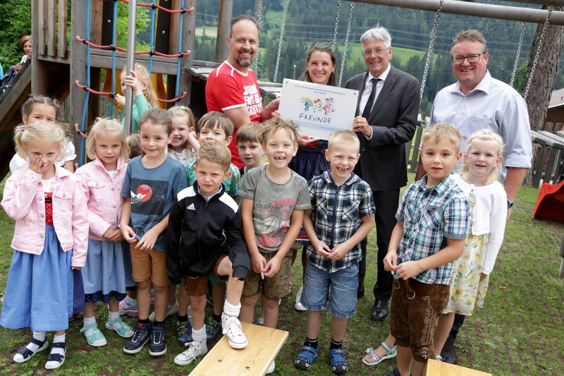 Zertifikatsverleihung an den KG Rangersdorf, vl.: Wolfgang Schober (Landes-GF Jugend Rotkreuz), KG-Leiterin Sandra Kerschbaumer, LH Peter Kaiser, Bgm. Josef Kerschbaumer mit KG-Kinder. Foto: LPD/Dietmar Wajand