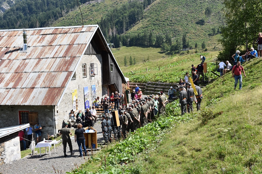 Die Feier und Feldmesse wurde auf der Hausalm gehalten.