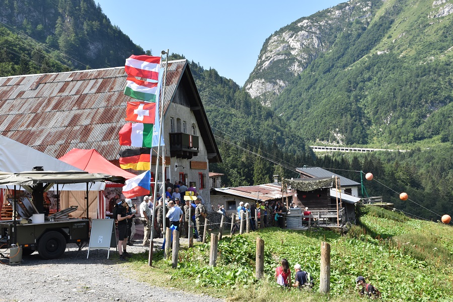 Die Feier und Feldmesse wurde auf der Hausalm gehalten.