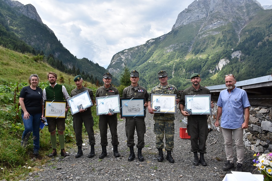 Ein Dankesch&ouml;n gab es f&uuml;r die jahrzehntelange Unterst&uuml;tzung. V. l.: Die gesch&auml;ftsf&uuml;hrende Vizepr&auml;sidentin Karin Schmid, Grundbesitzer Raphael Gressel, Oberst Stefan Lekas, Oberst Rudolf Kury (JgB 26, Spittal), Oberstleutnant Klaus Rosenkranz (PiB 2, Salzb