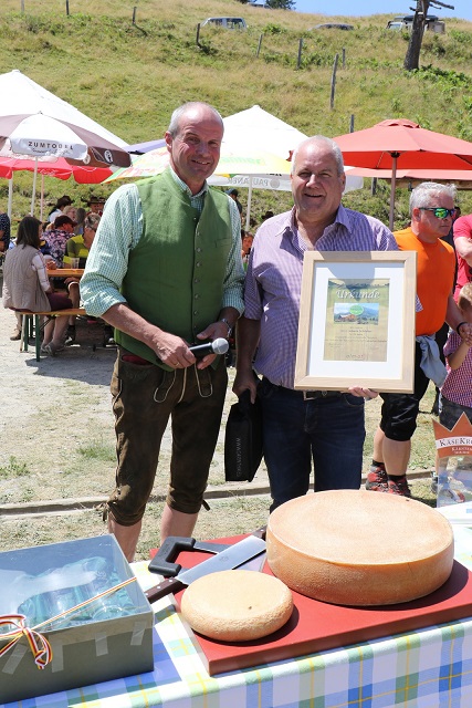Seit 20 Jahren leitet Johann Schilcher (r.) die Agrargemeinschaft Lainach. Daf&uuml;r gab es von Ing. Josef Obweger, Obmann des K&auml;rntner Almwirtschaftsvereins, eine Ehrung.