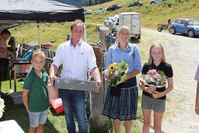 K&auml;ser Christoph Plankl, im Bild mit seiner Frau Birgit und den Kindern Elias und Elena, ist seit zehn Jahren f&uuml;r die Produktion zust&auml;ndig. Daf&uuml;r wurde er von Seiten des K&auml;rntner Almwirtschaftsvereins geehrt