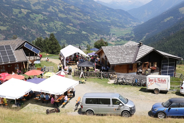 Die Besucher genossen das Almfest bei herrlichem Wetter.