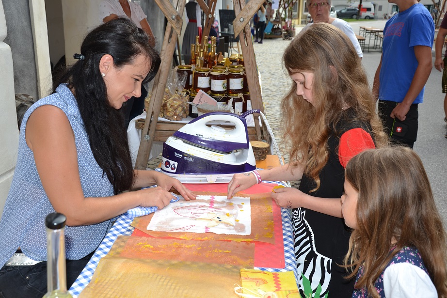Zahlreiche heimische Aussteller brachten Marktatmosph&auml;re im historischen Ortskern.