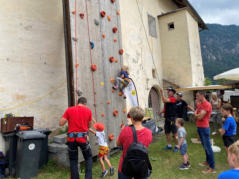 Die Kletterpartie der Bergrettung war eine Attraktion f&uuml;r die Kinder.
