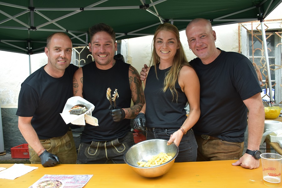 Die &bdquo;Burgerprofis&ldquo; von der Perchtengruppe Steinfeld: V. l.: Andreas Rohrer, Phillip Safrin, Artemis Katefidis und Didi Kolbitsch.