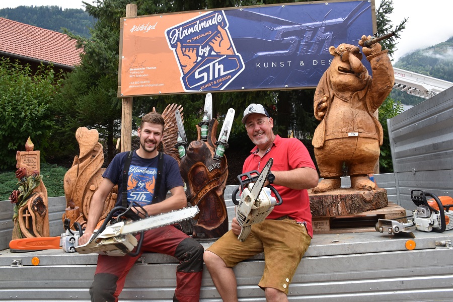 K&uuml;nstler Thomas Steinwender aus Treffling (li.) &bdquo;zauberte&ldquo; mit seiner Motors&auml;ge.
