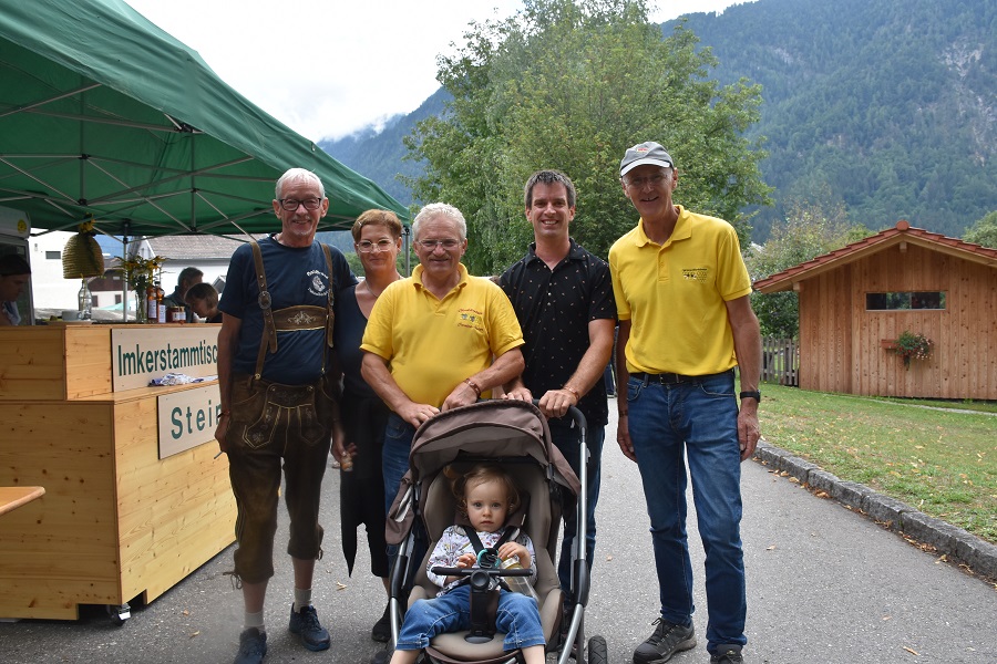 Der Imkerstammtisch Steinfeld bekam Unterst&uuml;tzung von den Greifenburgern und den Lindnern.