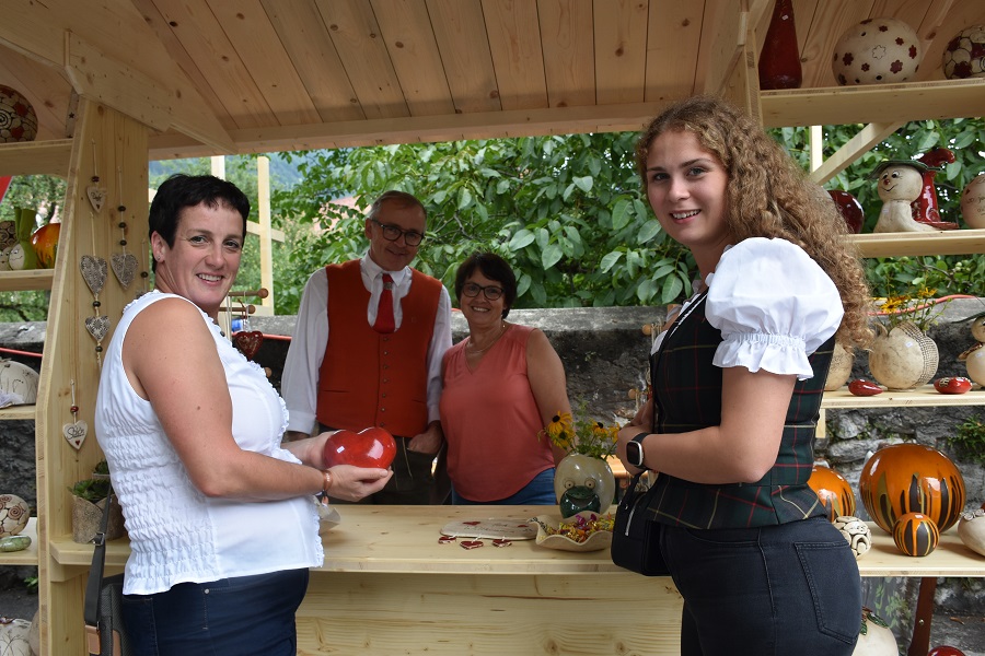 Irmgard und Maria Schluder fanden allerlei Sch&ouml;nes in Monis Kreativwerkstatt - Viktor und Monika Lindner.