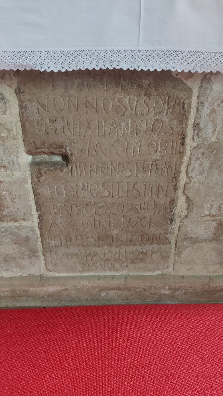 Inschriftstein &uuml;ber den hier lokal als Heiligen verehrten Diakon Nonnosus (533 n.Chr.) im Altar der Pfarrkirche von Molzbichl. Foto k.brunner