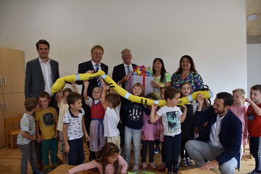 Prominenter Besuch bei der Er&ouml;ffnung: V. l.: LA Luca Burgstaller, LA Bgm. DI Leopold Astner, LH Peter Kaiser, Angelika Jarnig, StR Martina Wiedenig und vorne LR Sebastian Schuschnig mit den Kindern.