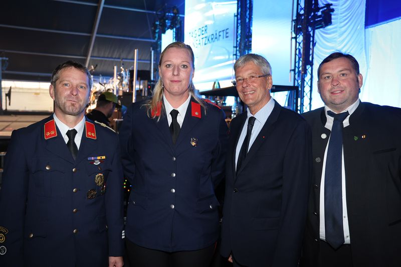 8. Tag der Einsatzkr&auml;fte in Millstatt. Am Bild: LH Peter Kaiser mit Vertretern aus Arriach. Foto: LPD K&auml;rnten/Wajand