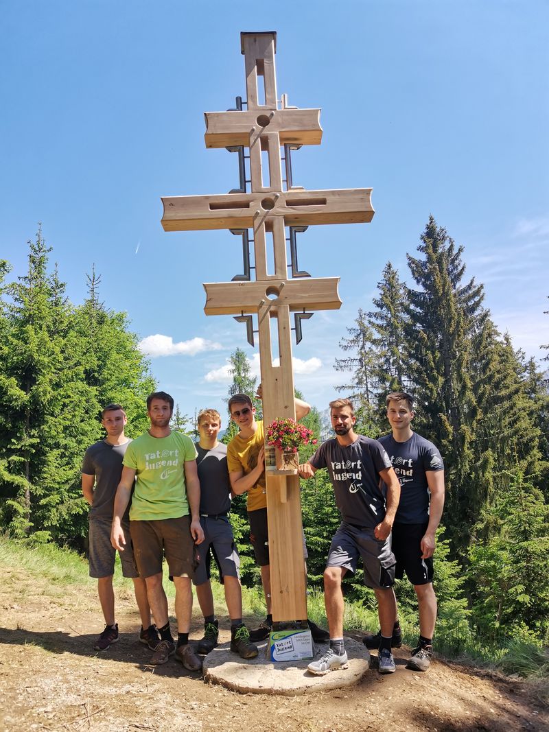Die Landjugend Dellach hat das alte Wetterkreuz auf der Schnitzer Tratte wieder fit gemacht.