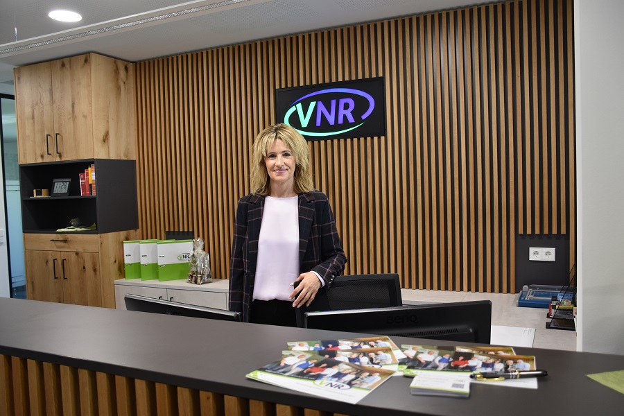 Hell und ger&auml;umig ist der Empfangsbereich, wo Claudia Guggenbichler die KFZ Zulassungen abwickelt.