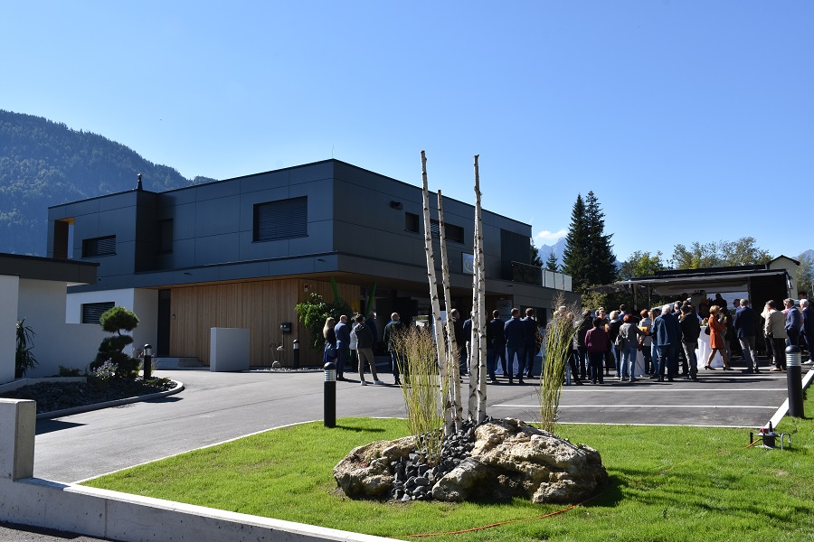 Kollegen, Kunden, Handwerker und Freunde kamen zur offiziellen Er&ouml;ffnung.